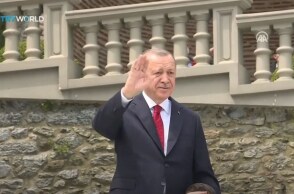 Χαιρετισμός του Ερντογάν έξω από το σπίτι του στην Κωνσταντινούπολη