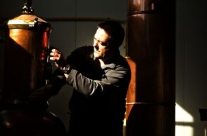 Ο Γιάννης Κοκκαλιάρης, ο παραγωγός του τσίπουρου «Έντεκα» με κρόκο Κοζάνης