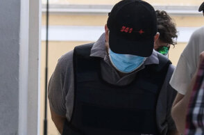 O «ψευτογιατρός» μεταφέρεται στα δικαστήρια, καθώς ξεκινά η δίκη του για τις 12 ανθρωποκτονίες ασθενών του