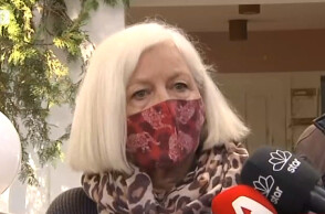 Σοκάρει η σύζυγος του μεγαλογιατρού – Η εικαστικός είχε βάλει το πιστόλι στο κεφάλι της κόρης της