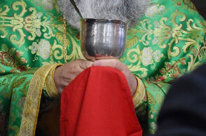 Ιερέας στη Μυτιλήνη κοινωνούσε πιστούς, ενώ ήταν θετικός στον κορωνοϊό - Πέθανε 79χρονος (ΦΩΤΟ ΑΡΧΕΙΟΥ)