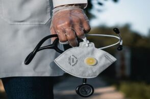 Εισαγγελική παρέμβαση για τον πρώην επόπτη που συμβούλευε την 51χρονη να μην διασωληνωθεί