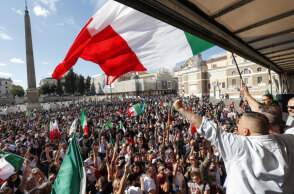 Αντιεμβολιαστές κατά του κορωνοϊού στην Ιταλία αντιδρούν στο υγειονομικό πάσο - Εικόνα από διαδήλωση στη Ρώμη (ΦΩΤΟ ΑΡΧΕΙΟΥ)