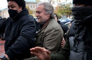 Ο Στίβεν Μπάνον παραδόθηκε στο FBI