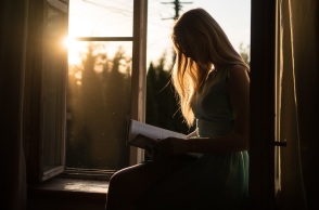 Ένα κορίτσι διαβάζει ένα βιβλίο.