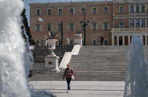 Γυναίκα με μάσκα για τον κορωνοϊό στο Σύνταγμα (ΦΩΤΟ ΑΡΧΕΙΟΥ) - Κάθε χρόνο θα εμβολιάζονται οι πολίτες, είπε η Μαρία Θεοδωρίδου