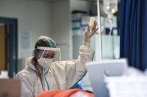 Τζανάκης: Ζευγάρι αρνητών δίνει μάχη σε νοσοκομείο -«Χαροπαλεύει στη ΜΕΘ ο άνδρας» 