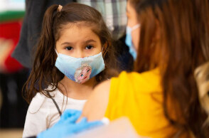 Παιδί με μάσκα για τον κορωνοϊό (ΦΩΤΟ ΑΡΧΕΙΟΥ)