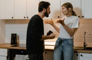 Άντρας και γυναίκα τσακώνονται στην κουζίνα