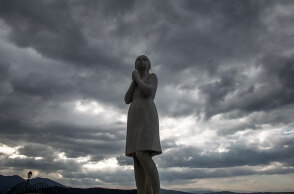 Άγαλμα με φόντο τα σύννεφα γεμάτα βροχή στο Πήλιο (ΦΩΤΟ ΑΡΧΕΙΟΥ)