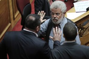 Πολυτεχνείο – Τραυματίστηκε ο Νίκος Μανιός πριν καταθέσει στεφάνι