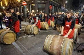 Οινοπαραγωγοί κυλούν τα βαρέλια του στους δρόμους της Λυών γιορτάζοντας τον ερχομό των Beaujolais Nouveau