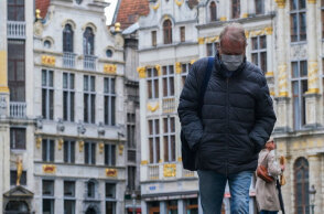 Άνδρας με μάσκα για τον κορωνοϊό στο Βέλγιο