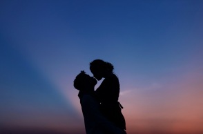 Ένα αγκαλιασμένο ζευγάρι. 