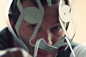 Ο Κορνήλιος Γραμμένος φορώντας μία από τις "Μάσκες" του (1997)