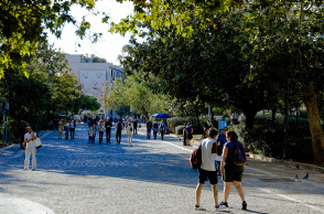 Κόσμος στη Διονυσίου Αεροπαγίτου