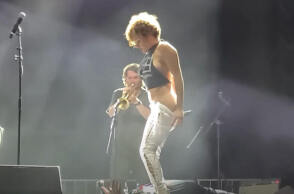 Η Sophia Urista ουρεί σε θαυμαστή της στη σκηνή