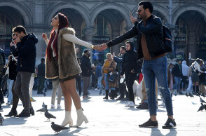 Τουρίστες βγάζουν φωτογραφίες μπροστά στον καθεδρικό ναό του Μιλάνο (ΦΩΤΟ ΑΡΧΕΙΟΥ) - Τα νέα κρούσματα κορωνοϊού στην Ιταλία ξεπέρασαν τις 10.000 σε ένα 24ωρο