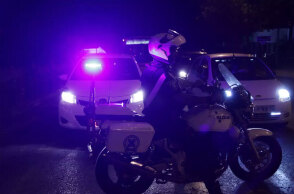 Περιπολικά και μηχανή της Αστυνομίας (ΦΩΤΟ ΑΡΧΕΙΟΥ) - Γυναίκα στους Αμπελόκηπους απειλούσε να αυτοκτονήσει