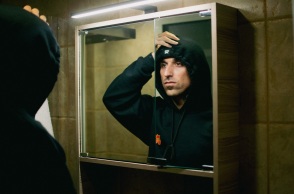 Ο ράπερ Gio Melody κοιτάζει τον εαυτό