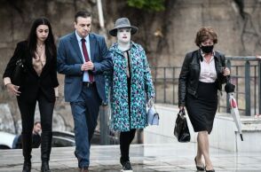 Η Ιωάννα Παλιοσπύρου δείχνει τα λιωμένα ρούχα από την ημέρα της επίθεσης με το βιτριόλι