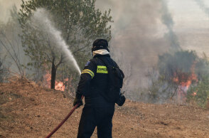 Πυροσβέστης ρίχνει νερό σε φωτιά (ΦΩΤΟ ΑΡΧΕΙΟΥ) - Λαχτάρησαν οι κάτοικοι με την πυρκαγιά στην Τήνο