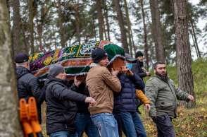 Στην Πολωνία μετανάστες μεταφέρουν το φέρετρο άνδρα από την Υεμένη που πέθανε στα σύνορα με τη Λευκορωσία