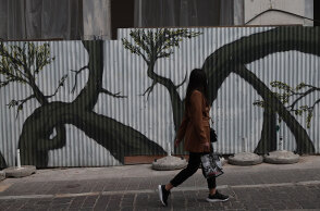 Κοπέλα με μάσκα για τον κορωνοϊό στο Μοναστηράκι (ΦΩΤΟ ΑΡΧΕΙΟΥ) - Νέα μέτρα σε ισχύ τη Δευτέρα 22 Νοεμβρίου 2021