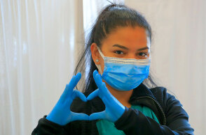 Υγειονομικός στο Βουκουρέστι όπου χορηγείται τρίτη δόση εμβολίου για τον κορωνοϊό