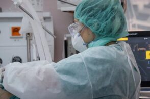 Νεκρή μάνα από κορωνοϊό, χαροπαλεύει η κόρη και οι δύο ανεμβολίαστες