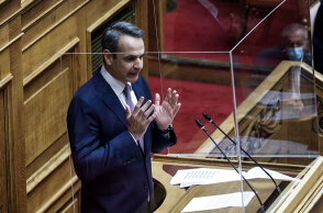 Νέα μέτρα στήριξης για χαμηλοσυνταξιούχους, υγειονομικούς και ΑμΕΑ ανακοίνωσε στη Βουλή ο Κυριάκος Μητσοτάκης