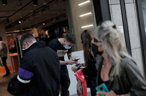 Νέα μέτρα - Υπάλληλος στο λιανεμπόριο στην Ερμού ελέγχει το πιστοποιητικό εμβολιασμού ή νόσησης και το αν υπάρχει αρνητικό rapid test ή μοριακό PCR για κορωνοϊό