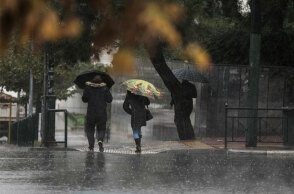 Ο καιρός σήμερα Δευτέρα (22/11) αναμένεται βροχερός, σύμφωνα με την πρόγνωση της ΕΜΥ