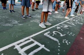 Κορονοϊός – Νέα έρευνα ανατρέπει όσα πιστεύαμε: «Η απόσταση των δύο μέτρων είναι λίγο πολύ αυθαίρετη»