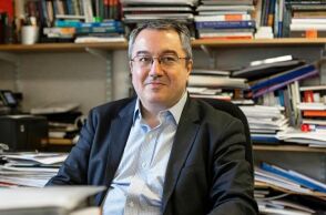 Καθημερινή Summits – Health, Ηλ. Μόσιαλος: Ο ιός θα γίνεται πιο μεταδοτικός, αλλά και λιγότερο επικίνδυνος