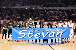 Οι παίκτες του Ολυμπιακού και του Παναθηναϊκού στο πλευρό του Γέλοβατς