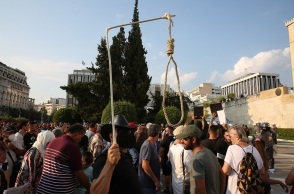 Άνθρωπος που κρατά αυτοσχέδια κρεμάλα σε συγκέντρωση αντιεμβολιαστών στο Σύνταγμα