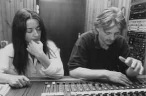 Ελένη Καραΐνδρου και Manfred Eicher σε στούντιο ηχογραφήσεων