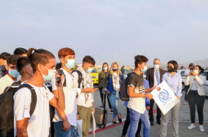 H Ειρήνη Αγαπηδάκη αποχαιρετάει τα παιδιά σε μία από τις πτήσεις του προγράμματος μετεγκατάστασης.