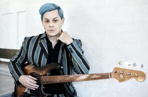 Ο μουσικός Jack White με κουστούμι και κιθάρα