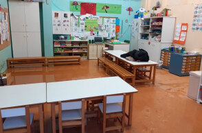 Στο 3ο Νηπιαγωγείο στην Καλλιθέα το σχολείο πλημμύρισε, με τις αίθουσες να γεμίζουν νερά και λάσπες