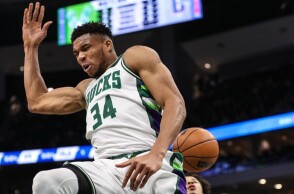 Ο Γιάννης Αντετοκούνμπο κόντρα στους Πίστονς