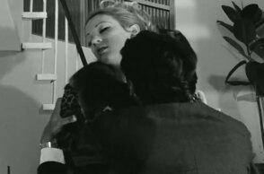 Σκηνή από το βίντεο της Φίνος Φιλμ με αφορμή την Παγκόσμια Ημέρα για την Εξάλειψη της Βίας κατά των Γυναικών