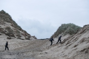 Αστυνομικοί επιθεωρούν την παραλία 