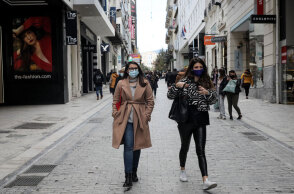 Κοπέλες με μάσκα για τον κορωνοϊό στο κέντρο της Αθήνας