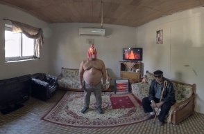 Στιγμιότυπο από το VR360 φιλμ "Στον δρόμο για τον Κολωνό" της Λουκίας Αλαβάνου που θα παρουσιαστεί στην 59η Μπιενάλε της Βενετίας