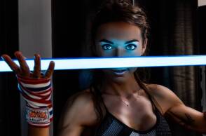 Γυναίκα με αθλητικά ρούχα κρατάει μια λάμπα led