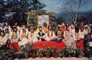Οι Beatles και οι σύζυγοί τους στην Ινδία με τον Maharishi Mahesh Yogi