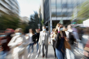 Πολίτες διασχίζουν τη διάβαση πεζών στο Σύνταγμα