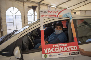 Στη Νότια Αφρική η μετάλλαξη κορωνοϊού της Μποτσουάνα εξαπλώνεται, προκαλώντας ανησυχία για το πόσο αποτελεσματικά θα είναι τα εμβόλια σε αυτήν τη νέα παραλλαγή του ιού